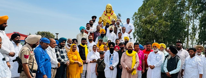 Today Constituency MLA Deputy Speaker Jai Krishan Singh Rodi along with his colleagues offered floral wreaths at the martyr's memorial at the bus stand.